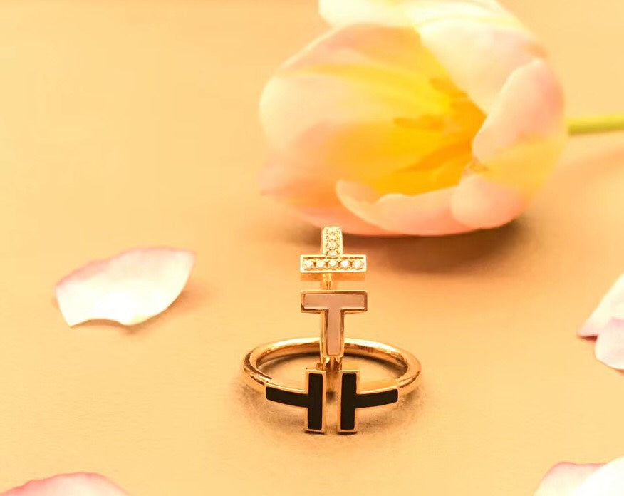 TIFFANY T SMALL ONYX PINK GOLD RING