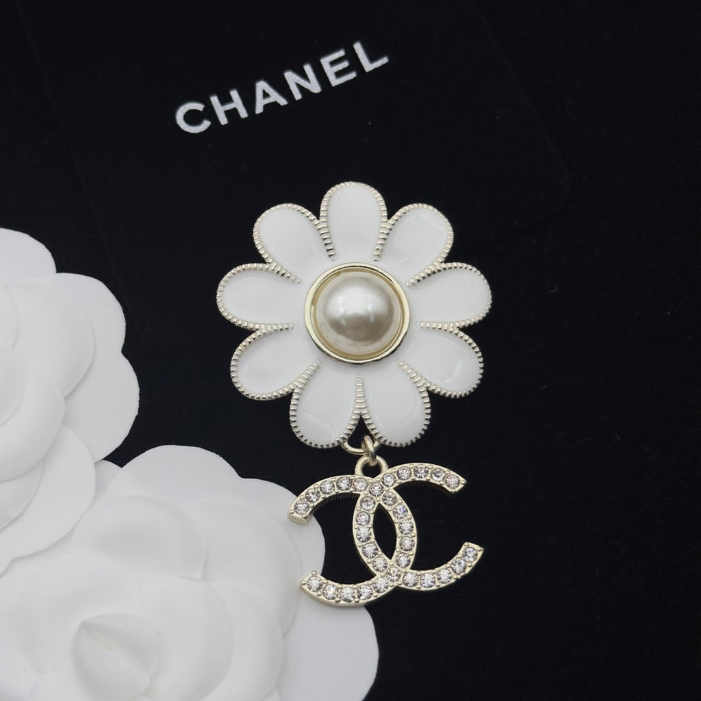 Chanel Brooch Gold White 173225