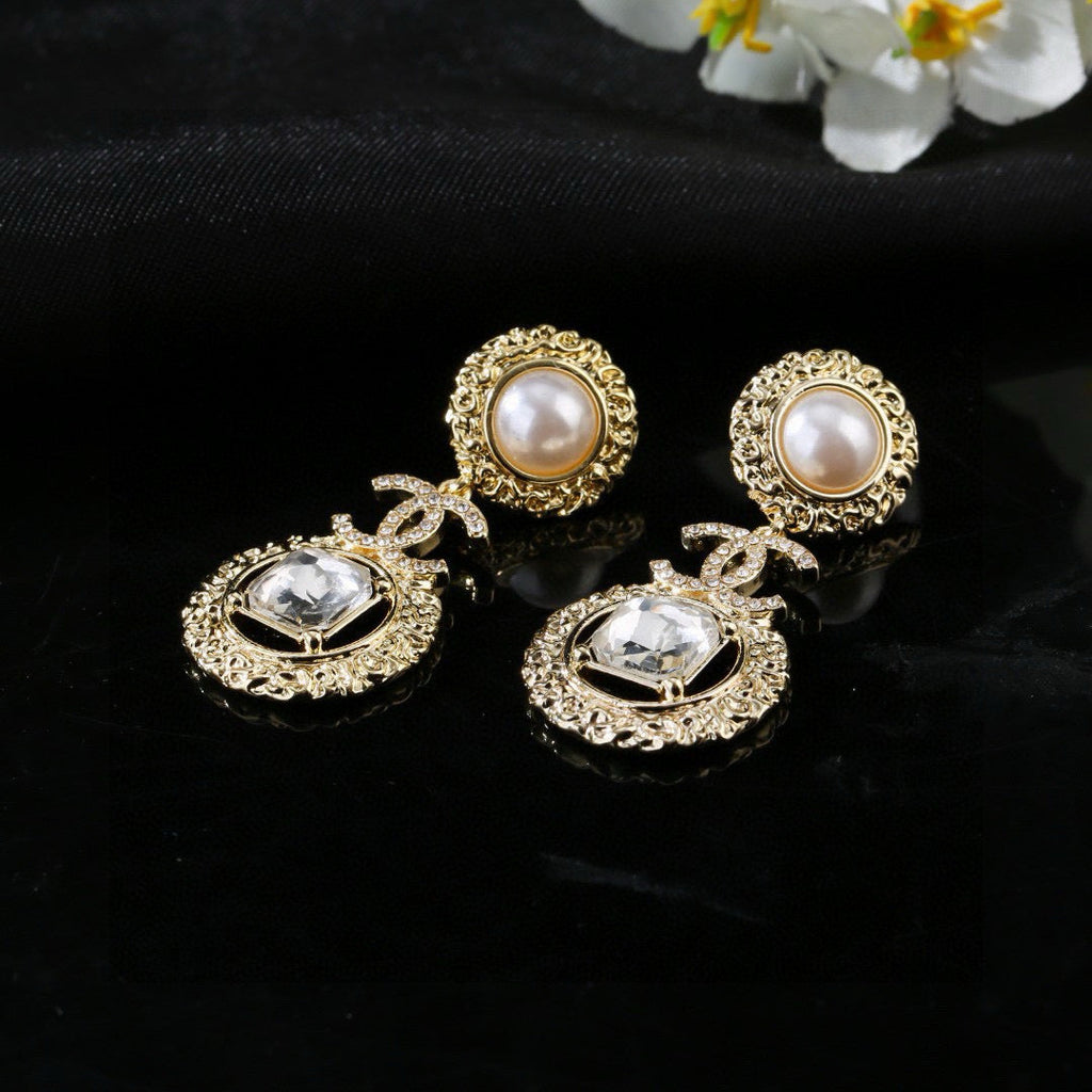Chanel Gorgeous Gold Diamond Pearl Earring